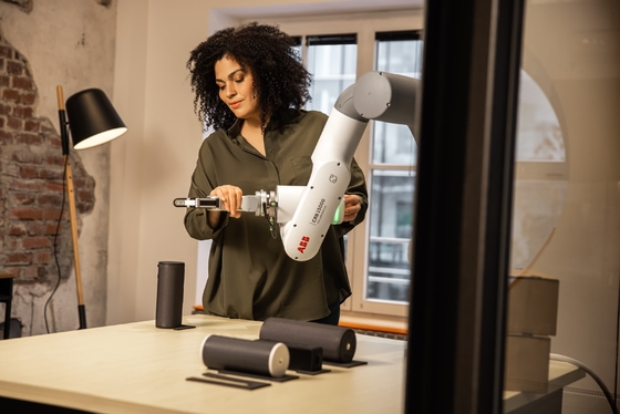 ABB flexível e novo GoFa CRB15000 Cobot com o prendedor do robô de Onrobot RG6