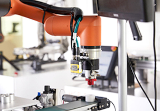 Braço colaborador do robô de Cobot Palletizer HCR-12 da linha central de Hanwha 6 com o prendedor do sistema Onrobot da visão