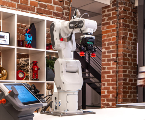 Braço do robô de Cobot CRB1100 da linha central de ABB 6 com o prendedor do robô de RobotiQ para o robô de conjunto