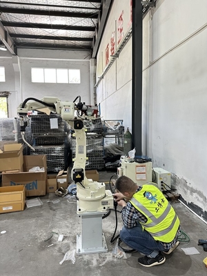 linha central do robô de solda FD-B4S do mag do mig 7 com a máquina de solda P400 robótico para a solução de solda de OTC