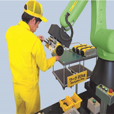 Braço chinês do robô da linha central de Fanuc CR-4iA 6 com o prendedor do dedo de Onrobot 2 e a plataforma do transporte de materiais