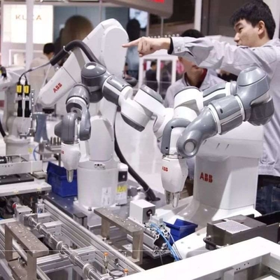 Manuseio de braço robótico 6 eixo IRB 1300 com CNGBS Robot Gripper para material de manuseio de robô