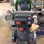 Vanessa Série 30.000 Controle de fluxo Quarta volta válvula de deslocamento tripla com Fisher DVC6200 posicionador de válvula