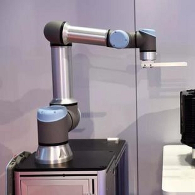 Robô colaborativo UR 16e com carga útil de 16 kg com vasos de sucção de vácuo do manipulador como cobot