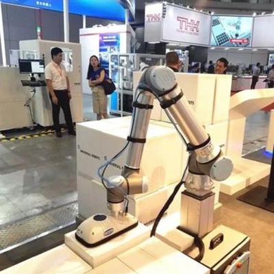Robô colaborativo UR 16e com carga útil de 16 kg com vasos de sucção de vácuo do manipulador como cobot