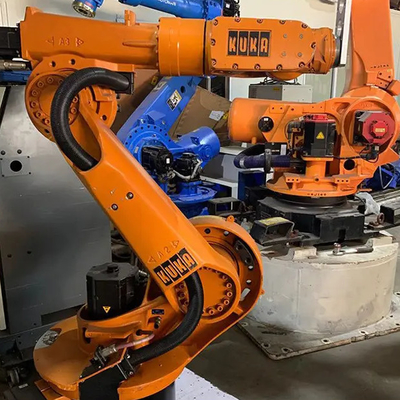 KUKA KR 210 R2700 Robôs industriais de montagem e colocação com guias lineares CNGBS para montagem de motores
