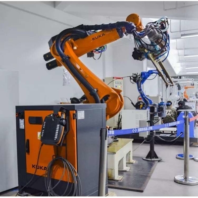 Kuka Robot KR 70 R2100 Com Estação de Limpeza de Arma CNGBS Para Automatização de Soldadura Com Braço Robótico de 6 Eixos