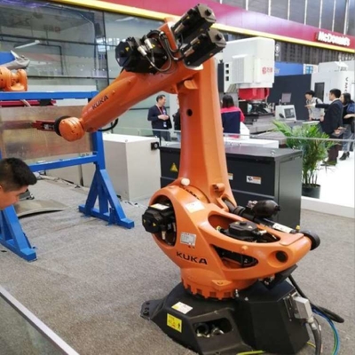 Kuka Robot KR 70 R2100 Com Estação de Limpeza de Arma CNGBS Para Automatização de Soldadura Com Braço Robótico de 6 Eixos