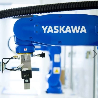 6 eixos pick and place braço robótico Yaskawa GP8 com CNGBS Robot Gripper para robô de manuseio de material