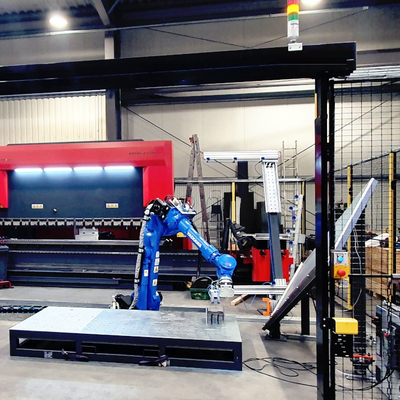 Braço robótico industrial Yaskawa GP180 com agarrador CNGBS como máquina de fabricação de paletes