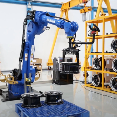Braço robótico industrial Yaskawa GP180 com agarrador CNGBS como máquina de fabricação de paletes