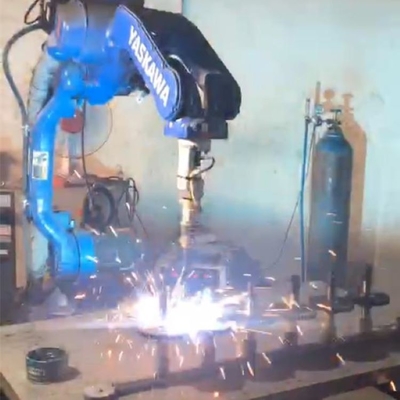 Braço robótico de soldagem de 6 eixos Yaskawa AR2010 com roupas de robô CNGBS para robô de soldagem automatizado