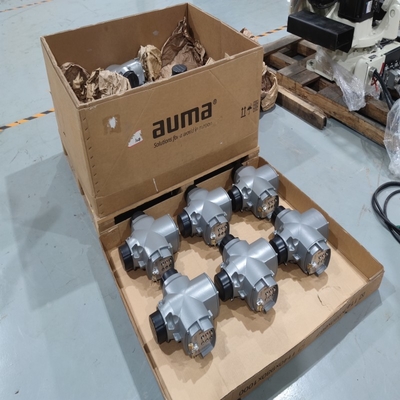 A válvula de comutação do skid está equipada com válvulas elétricas AUMA SA 07.2 - SA 16.2 e SA 25.1 Auma atuador linear