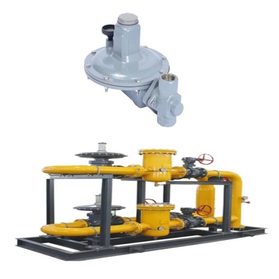 Deslizamento de válvula de gás natural equipado com reguladores da série Emerson Fisher T205/T205M e manômetro WIKA