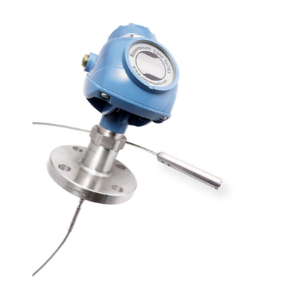 A unidade de reabastecimento montada em patins está equipada com o transmissor de nível EMERSON Rosemount 5300 - medidor de nível de radar de ondas guiadas