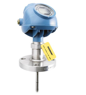 A unidade de reabastecimento montada em patins está equipada com o transmissor de nível EMERSON Rosemount 5300 - medidor de nível de radar de ondas guiadas