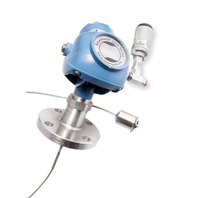 A unidade de reabastecimento montada em patins está equipada com o transmissor de nível EMERSON Rosemount 5300 - medidor de nível de radar de ondas guiadas