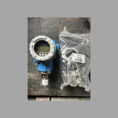 Skid de válvula de controle de fluxo com medidor de vazão vortex Endress+Hauser Proline Prowirl F 200 e transmissor de pressão digital Cerabar PMC71