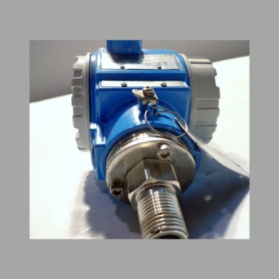 Skid de válvula de controle de fluxo com medidor de vazão vortex Endress+Hauser Proline Prowirl F 200 e transmissor de pressão digital Cerabar PMC71