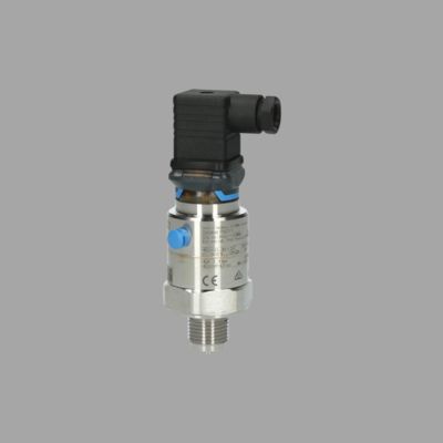 Unidade de controlo de pressão/fluxo com medidor de fluxo de vórtice Endress+Hauser Proline Prowirl D 200 e transmissor de pressão Cerabar PMC11