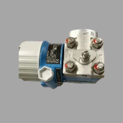 Equipamento de válvula de controlo de caudal com medidor de caudal de vórtice Endress+Hauser Proline Prowirl R 200 e transmissor de pressão Deltabar PMD55B.
