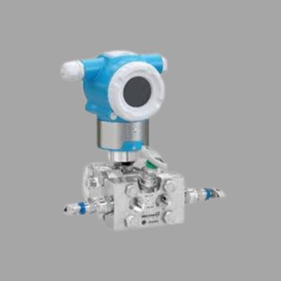 Unidade de controle de pressão/vazão com medidor de vazão Endress+Hauser Proline Prowirl R 200 e transmissor de pressão diferencial Deltabar PMD50.