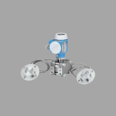 Conjunto de válvula de controle de fluxo com medidor de vazão Endress+Hauser Proline Prowirl R200 e transmissor de pressão diferencial Deltabar PMD78B.