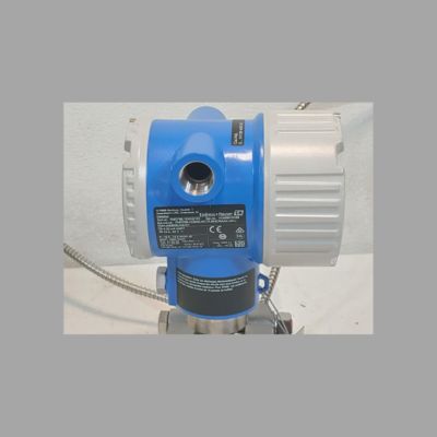 Conjunto de válvula de controle de fluxo com medidor de vazão Endress+Hauser Proline Prowirl R200 e transmissor de pressão diferencial Deltabar PMD78B.