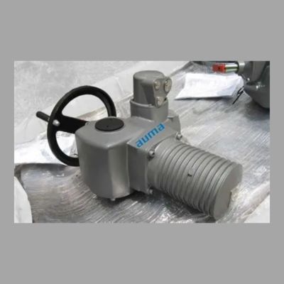 Válvula de esfera motorizada com caixa de engrenagens de rotação parcial AUMA GS e atuador elétrico universal modular multi-voltas SA.