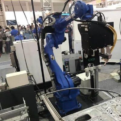 Máquina de soldadura do robô industrial de Motoman AR1440 com outros soldadores do ARCO como o robô de solda automática