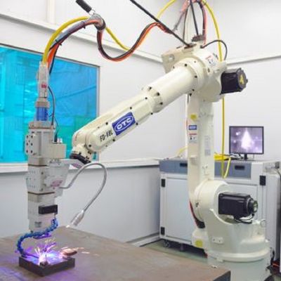 Robô de solda automática do robô de soldadura FD-V8L com os soldadores do ARCO DM350 como a máquina de soldadura do Mig