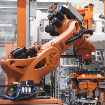 Segurando o PA robótico do KR 470 do braço com o manipulador de 5 linhas centrais como o robô industrial