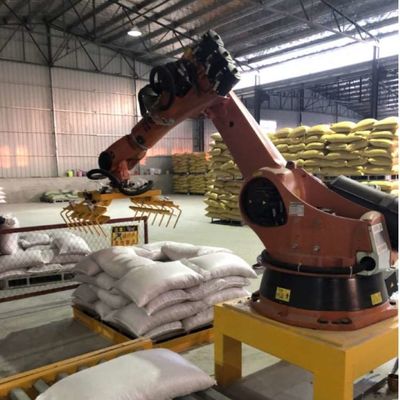 Segurando o PA robótico do KR 470 do braço com o manipulador de 5 linhas centrais como o robô industrial