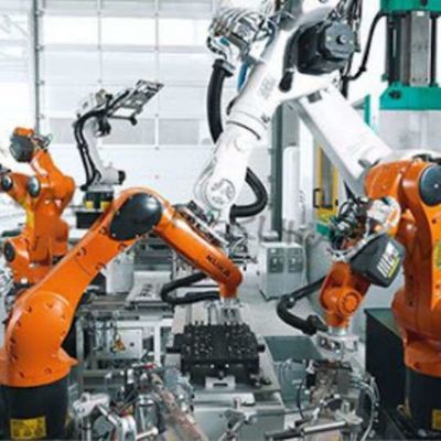 Segurando o PA robótico do KR 470 do braço com o manipulador de 5 linhas centrais como o robô industrial