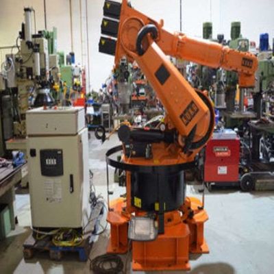 Segurando o PA robótico do KR 470 do braço com o manipulador de 5 linhas centrais como o robô industrial