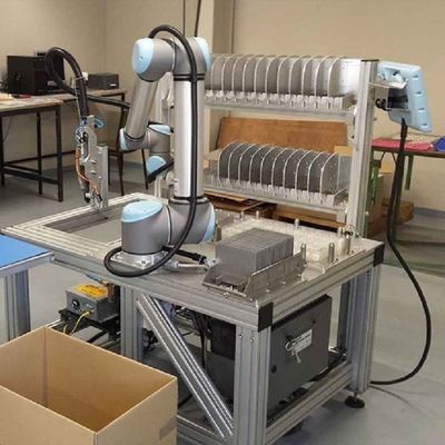 Robô de pouco peso UR 5e de Cobot com o manipulador da carga útil 5KG como o robô colaborador para a máquina da picareta e do lugar