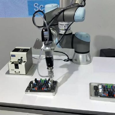 Robô de pouco peso UR 5e de Cobot com o manipulador da carga útil 5KG como o robô colaborador para a máquina da picareta e do lugar