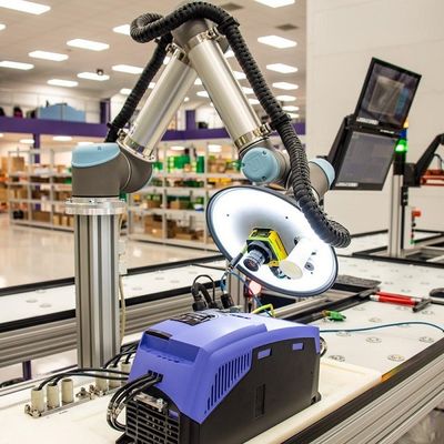 Mini Robot UR 3e do robô colaborador com a carga útil 3KG como Cobot para as peças do equipamento do transporte de materiais