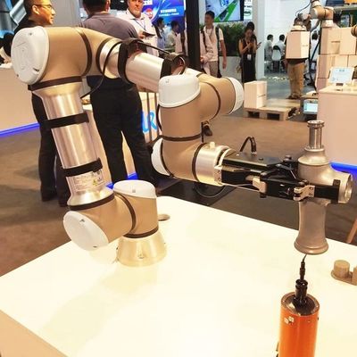 Mini Robot UR 3e do robô colaborador com a carga útil 3KG como Cobot para as peças do equipamento do transporte de materiais