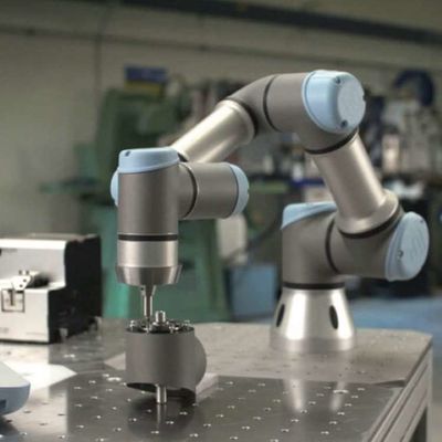 Carga robótico automática da linha central UR5e do braço 6 e descarregamento do robô da picareta e do lugar