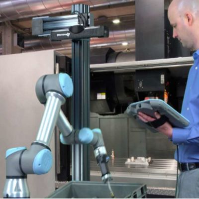 Carga robótico automática da linha central UR5e do braço 6 e descarregamento do robô da picareta e do lugar