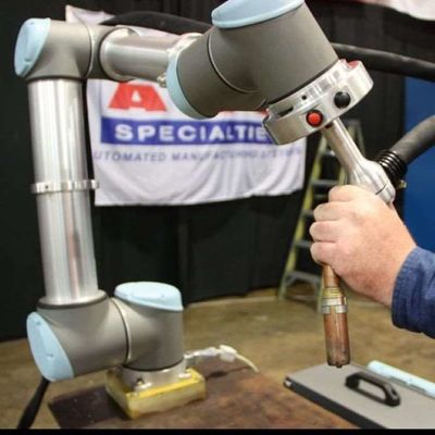 Carga robótico automática da linha central UR5e do braço 6 e descarregamento do robô da picareta e do lugar