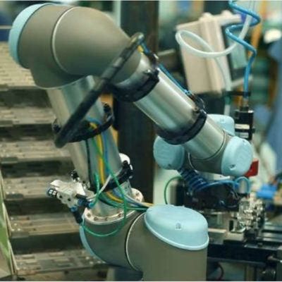 Carga robótico automática da linha central UR5e do braço 6 e descarregamento do robô da picareta e do lugar