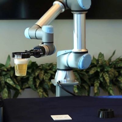 Carga robótico automática da linha central UR5e do braço 6 e descarregamento do robô da picareta e do lugar