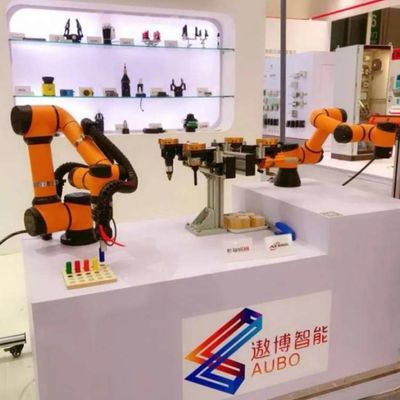 Braço robótico da linha central do robô AUBO i3 6 de AUBO para o robô colaborador da picareta e do lugar