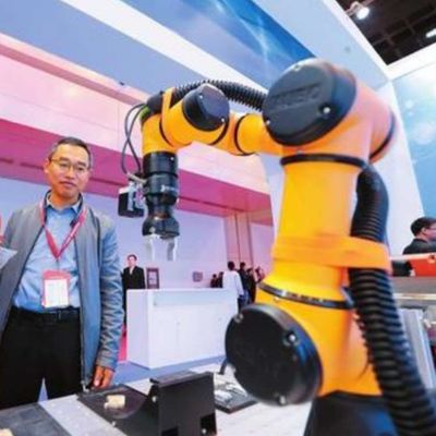Linha central de Cobot AUBO I16 6 para carregar e descarregar como o robô colaborador
