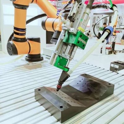 Linha central de Cobot AUBO I16 6 para carregar e descarregar como o robô colaborador