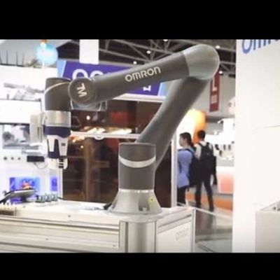 O robô colaborador TM5-700 escolhe e coloca a linha central do braço 6 do robô como Cobot