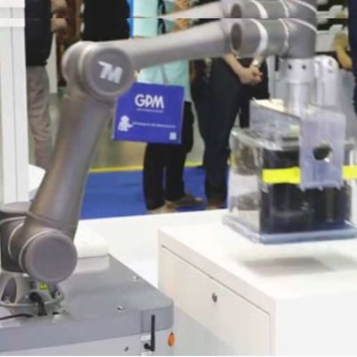 O robô colaborador TM5-700 escolhe e coloca a linha central do braço 6 do robô como Cobot