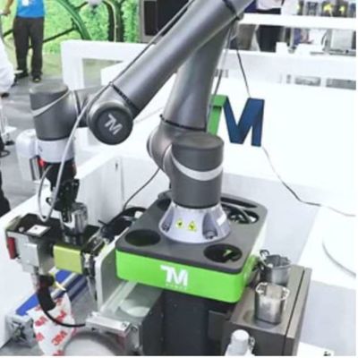O robô colaborador TM5-700 escolhe e coloca a linha central do braço 6 do robô como Cobot